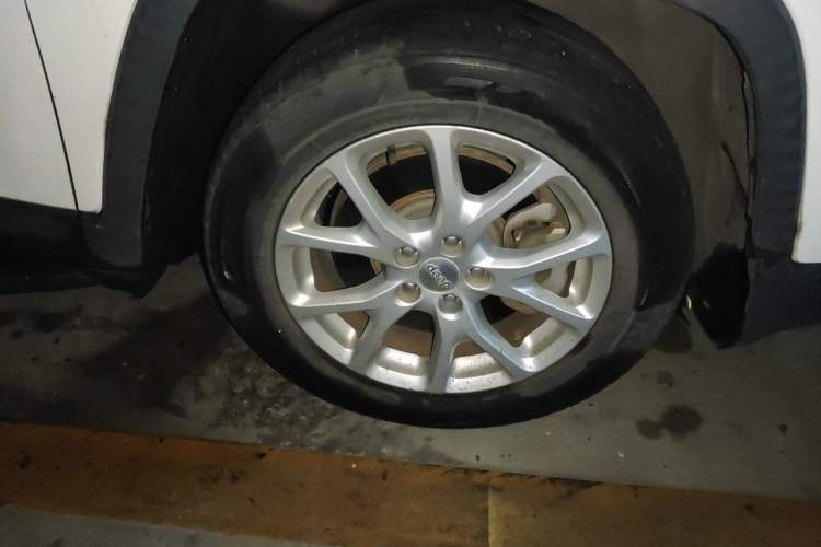 Used Jeep Cherokee 2016 2.0L Superior Edition Right Front Wheel Hub