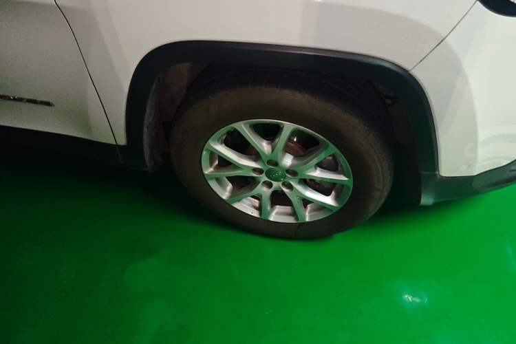 Used Jeep Cherokee 2016 2.0L Superior Edition Right Front Wheel Hub