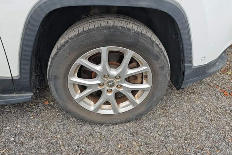 Used Jeep Cherokee 2016 2.0L Superior Edition Right Front Wheel Hub