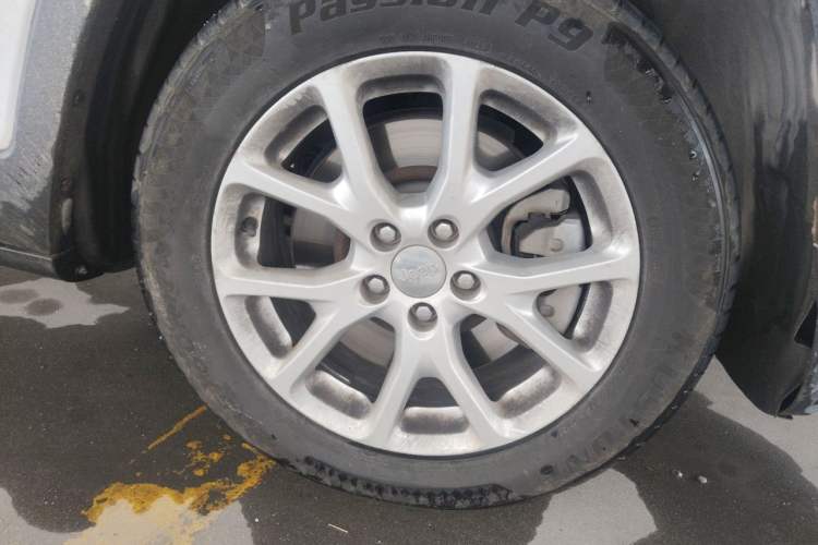 Used Jeep Cherokee 2016 2.4L Leading Edition Right Front Wheel Hub
