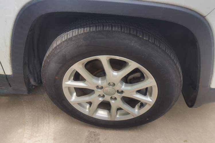 Used Jeep Cherokee 2016 2.4L Leading Edition Right Front Wheel Hub