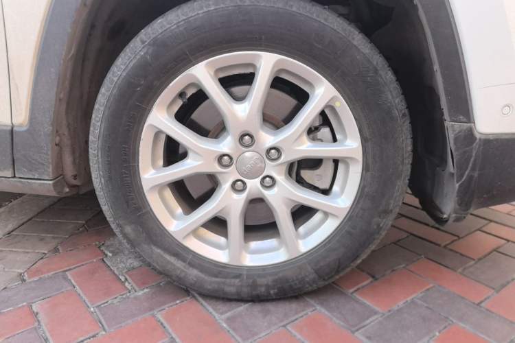 Used Jeep Cherokee 2016 2.0L Superior Edition Right Front Wheel Hub