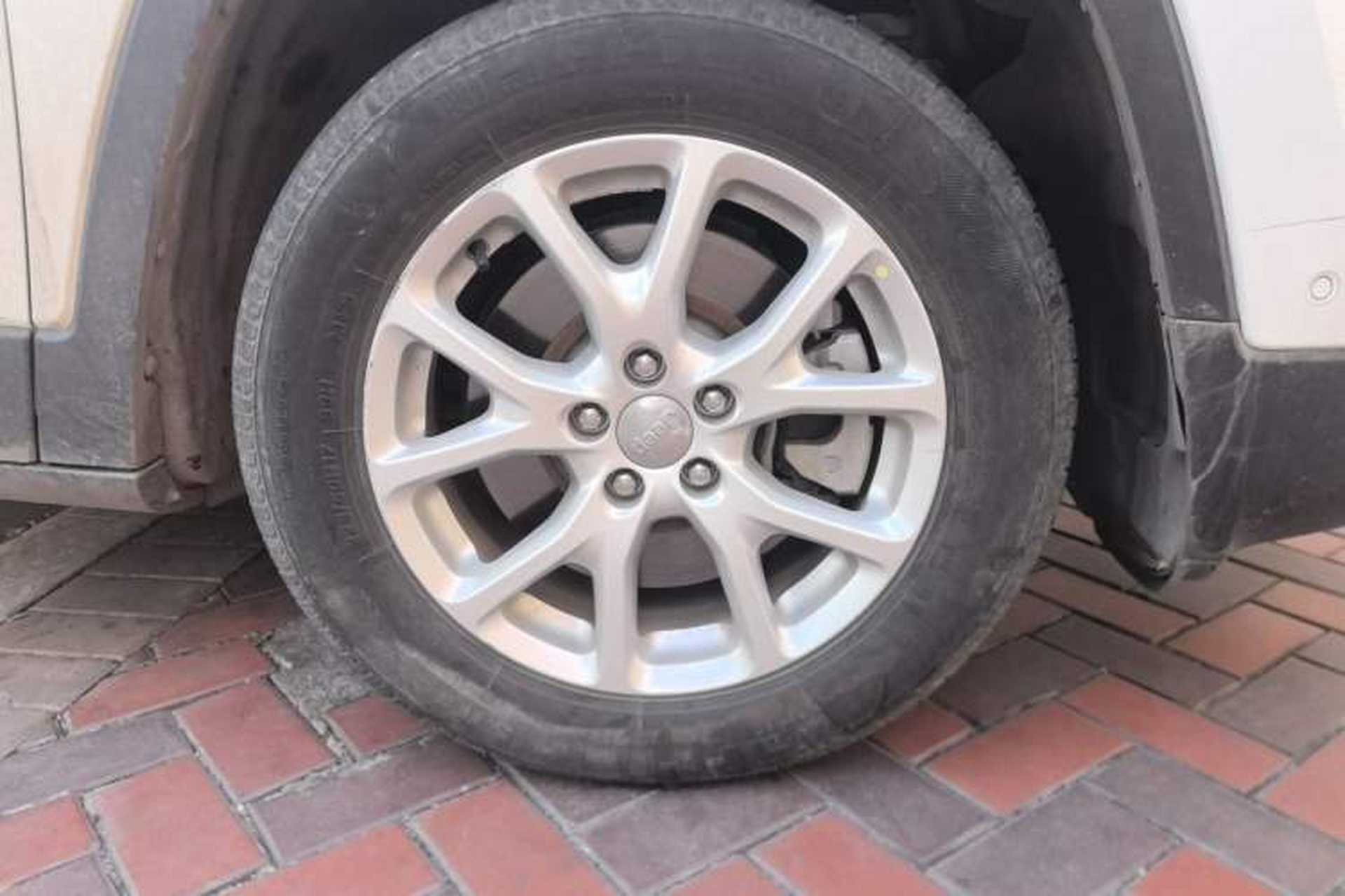 Used Jeep Cherokee 2016 2.0L Superior Edition Right Front Wheel Hub