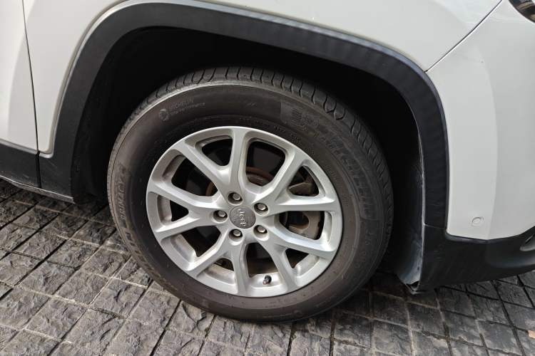 Used Jeep Cherokee 2016 2.0L Superior Edition Right Front Wheel Hub
