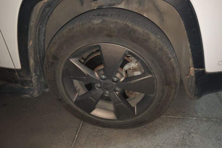 Used Jeep Cherokee 2016 2.4L 75th Anniversary Edition Right Front Wheel Hub