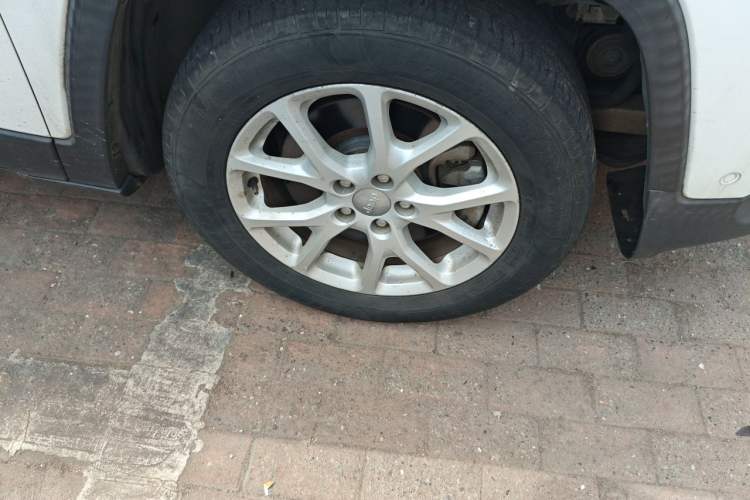 Used Jeep Cherokee 2016 2.0L Superior Edition Right Front Wheel Hub