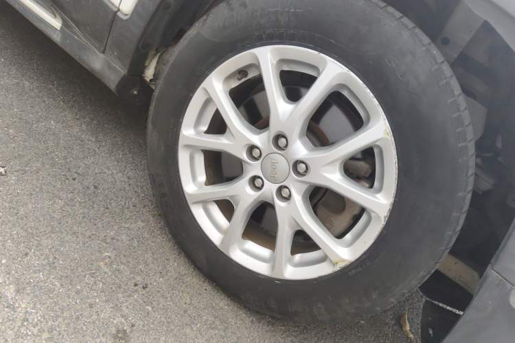 Used Jeep Cherokee 2016 2.0L Superior Edition Right Front Wheel Hub