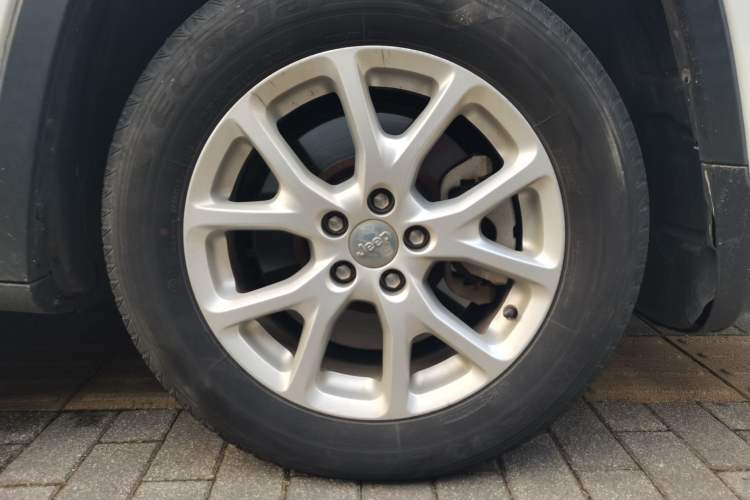 Used Jeep Cherokee 2016 2.4L Leading Smart Version Right Front Wheel Hub