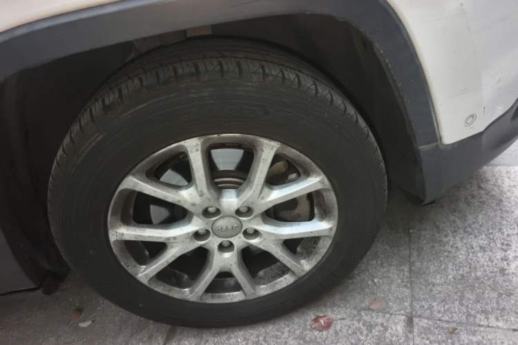 Used Jeep Cherokee 2016 2.0L Superior Edition Right Front Wheel Hub