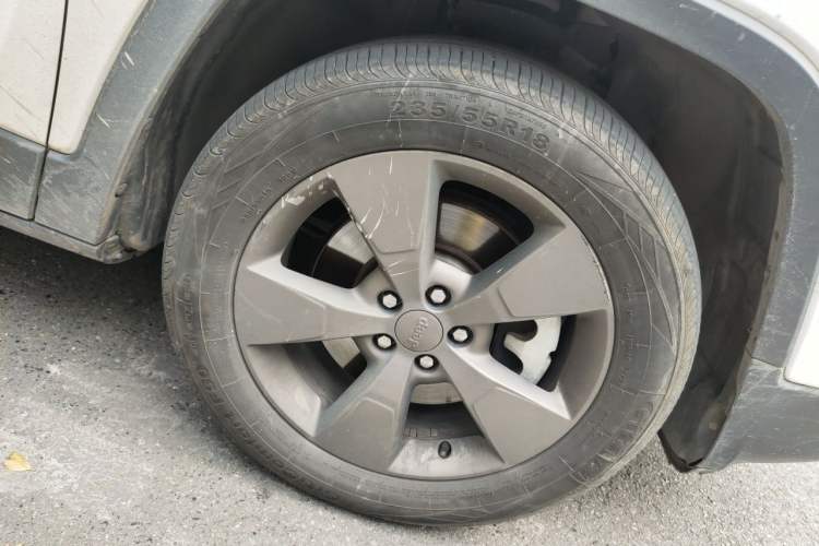 Used Jeep Cherokee 2016 2.4L 75th Anniversary Edition Right Front Wheel Hub