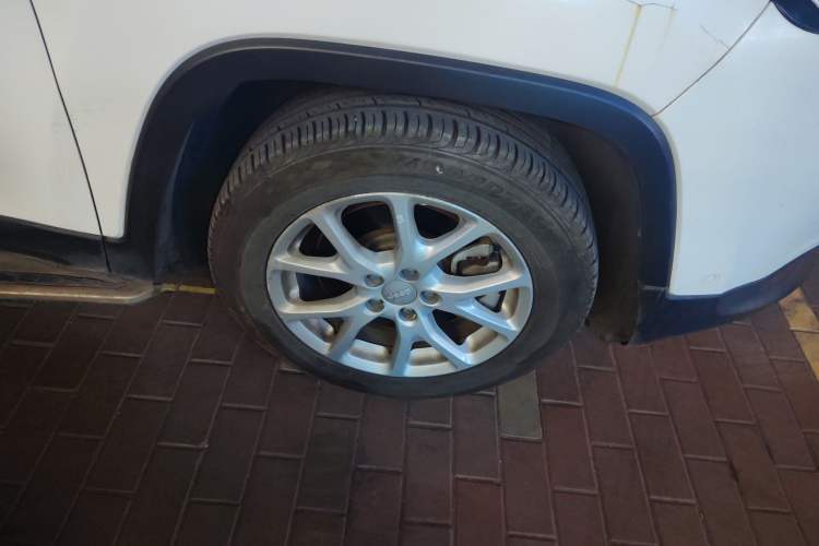 Used Jeep Cherokee 2016 2.4L Leading Smart Version Right Front Wheel Hub