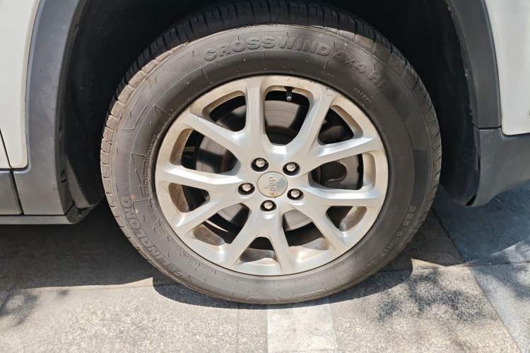 Used Jeep Cherokee 2016 2.0L Superior Edition Right Front Wheel Hub