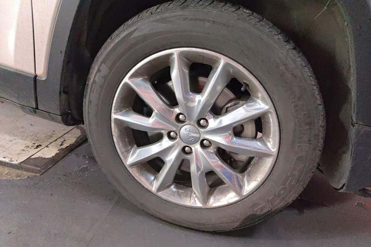 Used Jeep Cherokee 2016 2.4L All-in-One Edition Right Front Wheel Hub