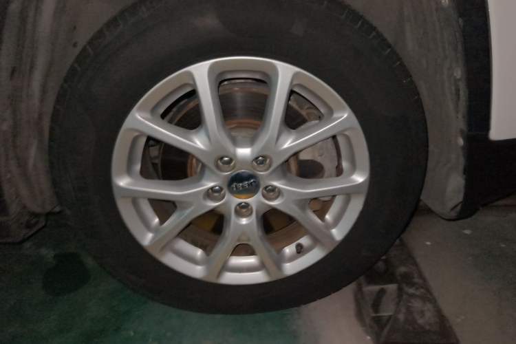 Used Jeep Cherokee 2016 2.0L Superior Edition Right Front Wheel Hub
