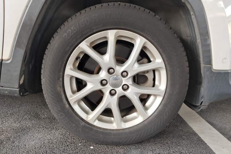 Used Jeep Cherokee 2016 2.0L Superior Edition Right Front Wheel Hub