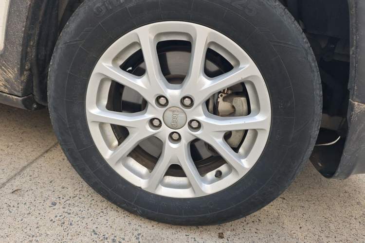 Used Jeep Cherokee 2016 2.4L Professional Smart Version Right Front Wheel Hub