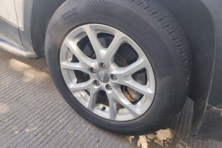 Used Jeep Cherokee 2016 2.0L Superior Edition Right Front Wheel Hub
