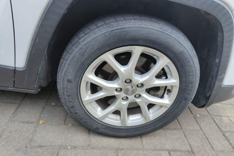 Used Jeep Cherokee 2016 2.0L Superior Edition Right Front Wheel Hub