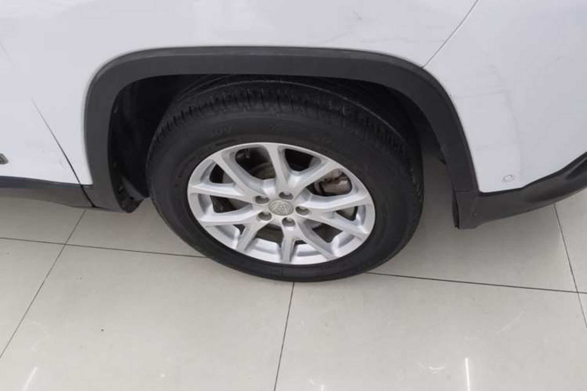 Used Jeep Cherokee 2016 2.0L Superior Edition Right Front Wheel Hub