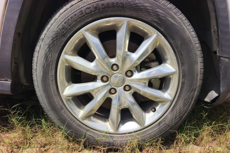 Used Jeep Cherokee 2016 2.4L All-in-One Edition Right Front Wheel Hub