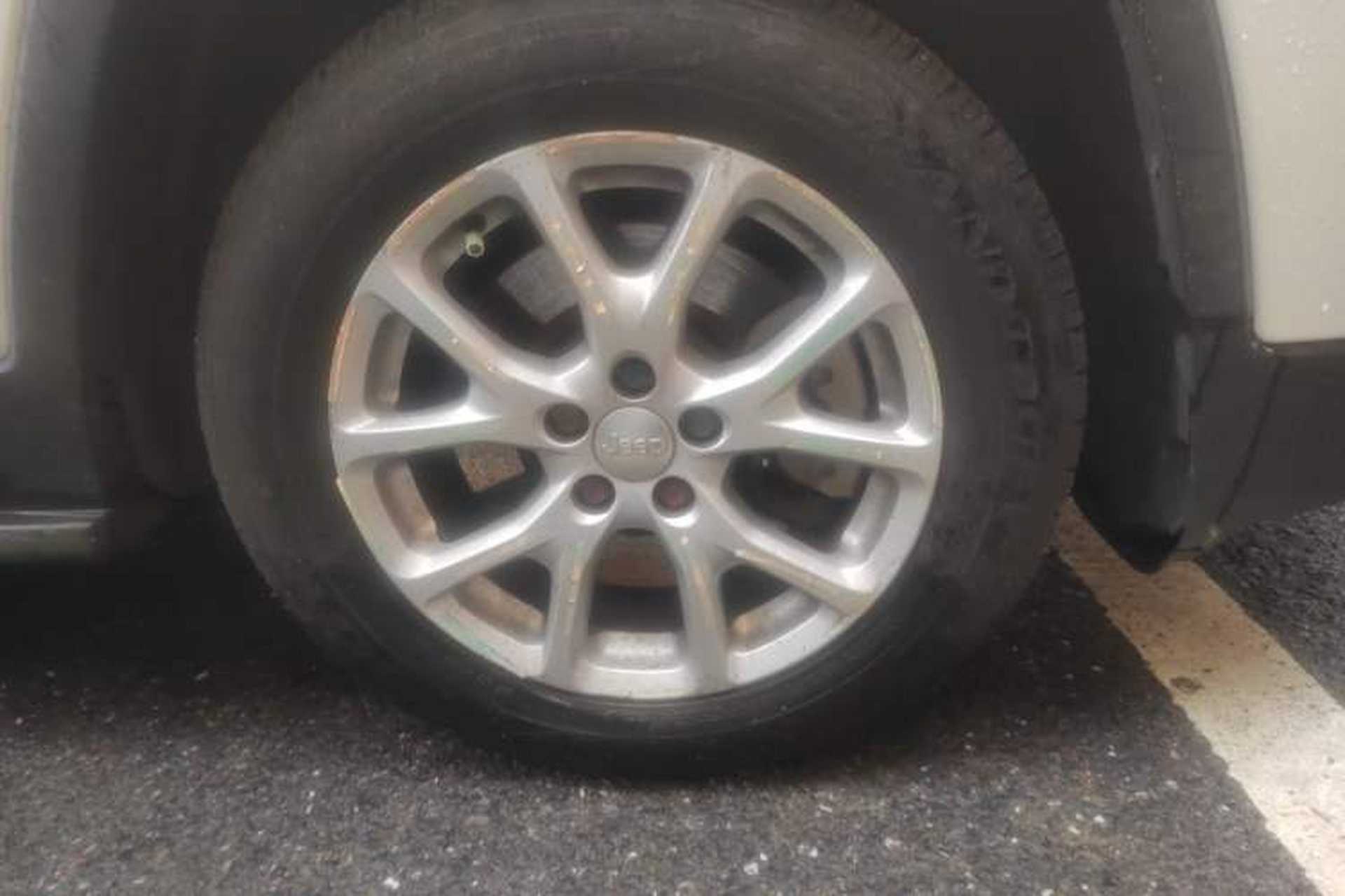 Used Jeep Cherokee 2016 2.0L Superior Edition Right Front Wheel Hub