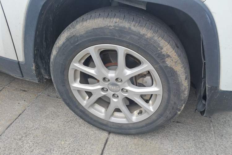 Used Jeep Cherokee 2016 2.0L Superior Edition Right Front Wheel Hub