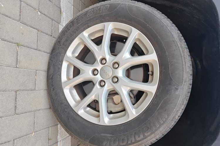 Used Jeep Cherokee 2016 2.4L Professional Smart Version Right Front Wheel Hub