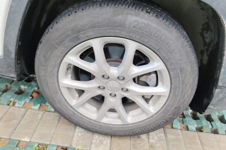 Used Jeep Cherokee 2016 2.4L Leading Smart Version Right Front Wheel Hub
