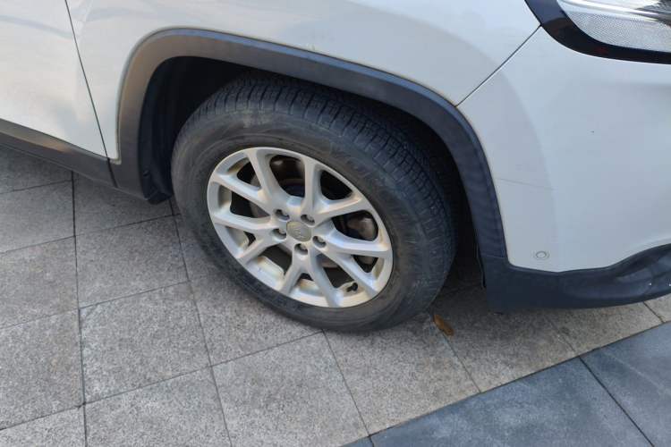 Used Jeep Cherokee 2016 2.4L Leading Edition Right Front Wheel Hub