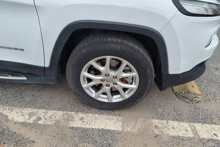 Used Jeep Cherokee 2016 2.4L Professional Smart Version Right Front Wheel Hub