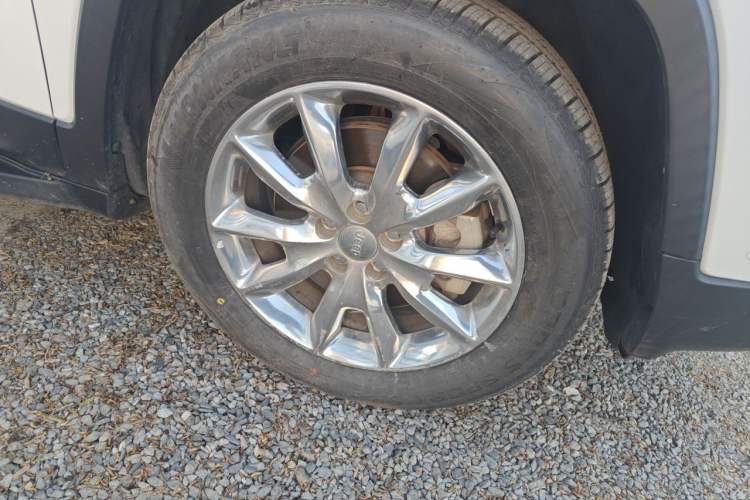 Used Jeep Cherokee 2016 2.4L All-in-One Edition Right Front Wheel Hub