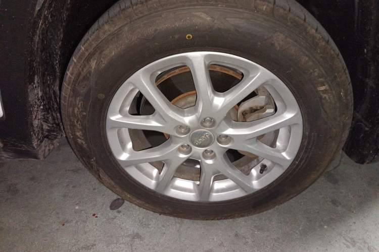 Used Jeep Cherokee 2016 2.0L Superior Edition Right Front Wheel Hub