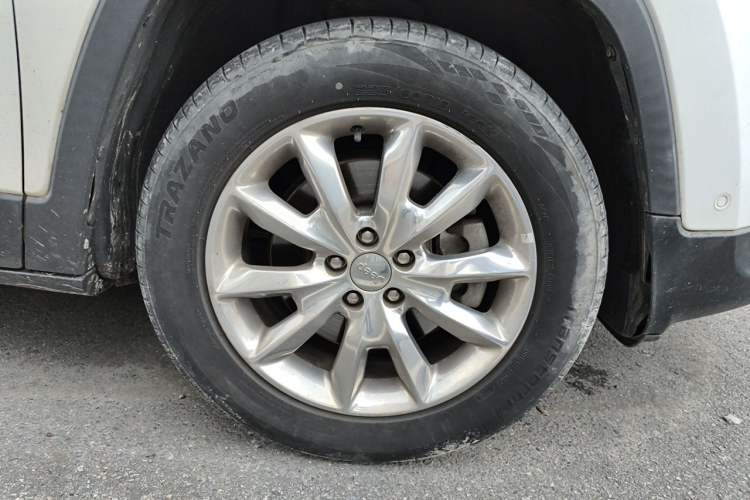 Used Jeep Cherokee 2016 2.4L Superior Edition Right Front Wheel Hub