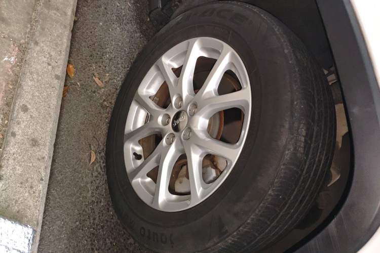 Used Jeep Cherokee 2016 2.4L Leading Edition Right Front Wheel Hub