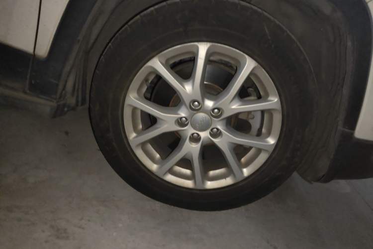 Used Jeep Cherokee 2016 2.4L Leading Smart Version Right Front Wheel Hub