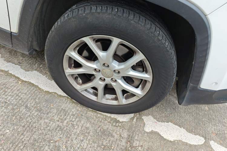 Used Jeep Cherokee 2016 2.4L Professional Smart Version Right Front Wheel Hub