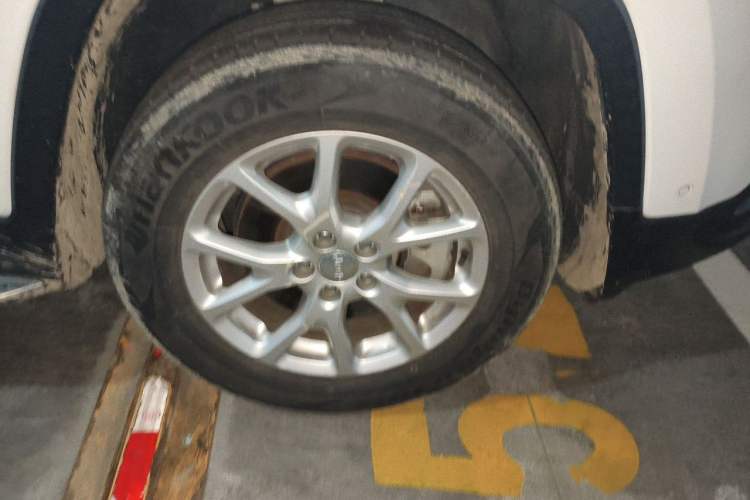 Used Jeep Cherokee 2016 2.4L Professional Smart Version Right Front Wheel Hub