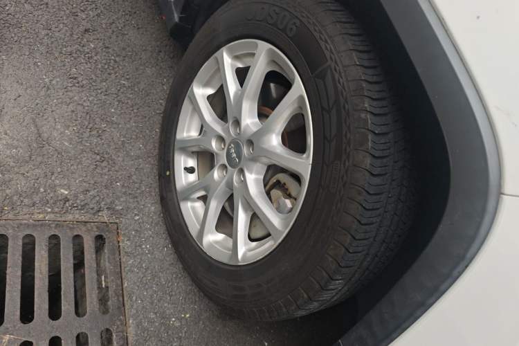 Used Jeep Cherokee 2016 2.4L Leading Smart Version Right Front Wheel Hub