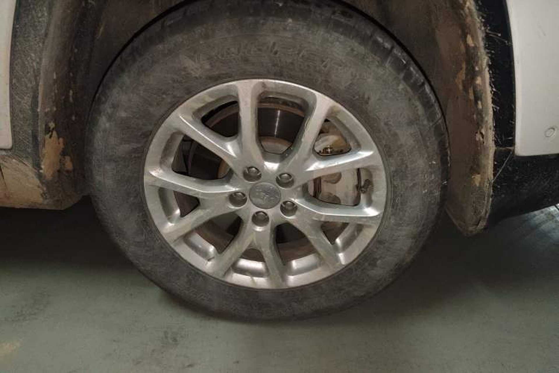 Used Jeep Cherokee 2016 2.4L Professional Smart Version Right Front Wheel Hub