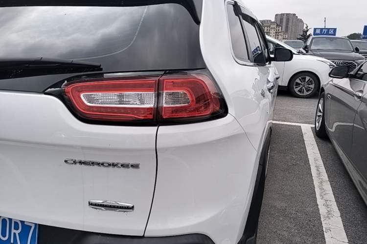 Used Jeep Cherokee 2016 2.4L Professional Smart Version Right Rear Taillight