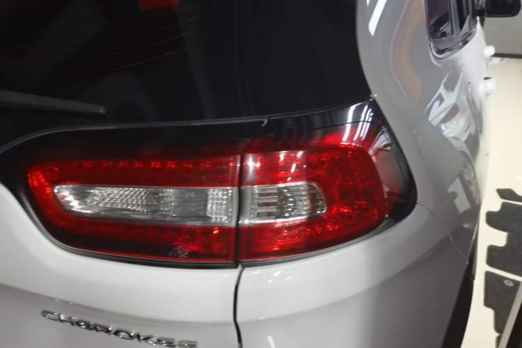 Used Jeep Cherokee 2016 2.4L Professional Edition Right Rear Taillight