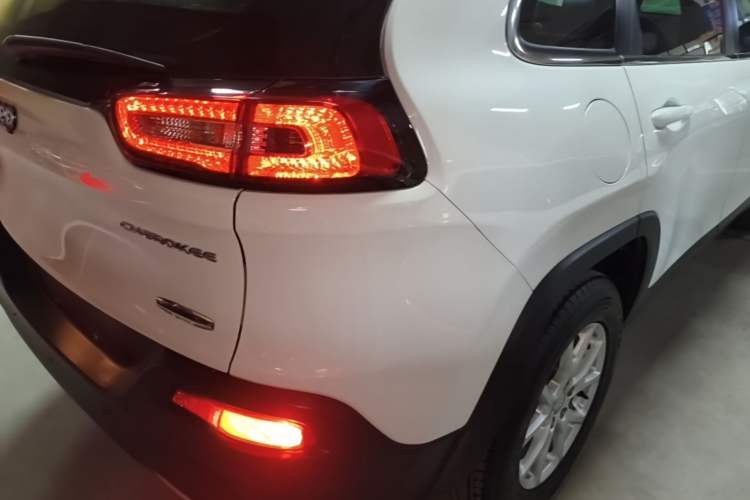 Used Jeep Cherokee 2016 2.4L Professional Edition Right Rear Taillight