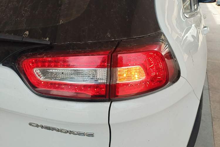 Used Jeep Cherokee 2016 2.0L Superior Edition Right Rear Taillight