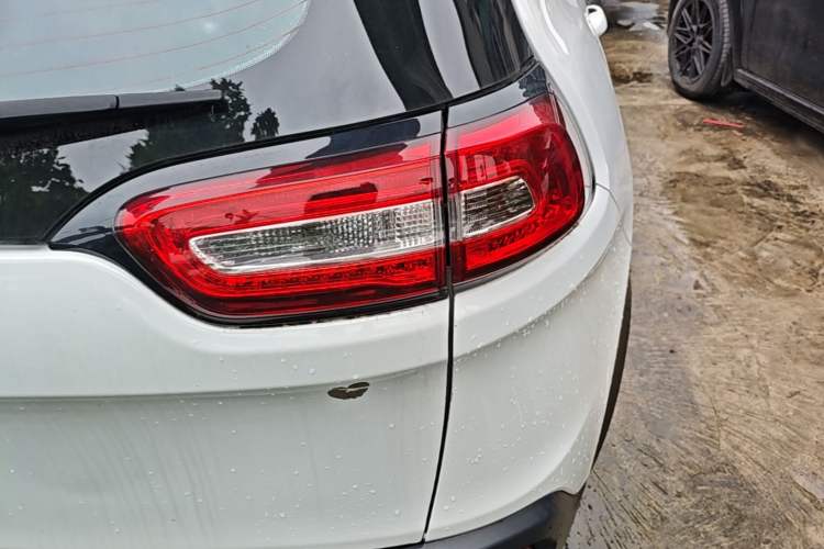 Used Jeep Cherokee 2016 2.4L Professional Smart Version Right Rear Taillight