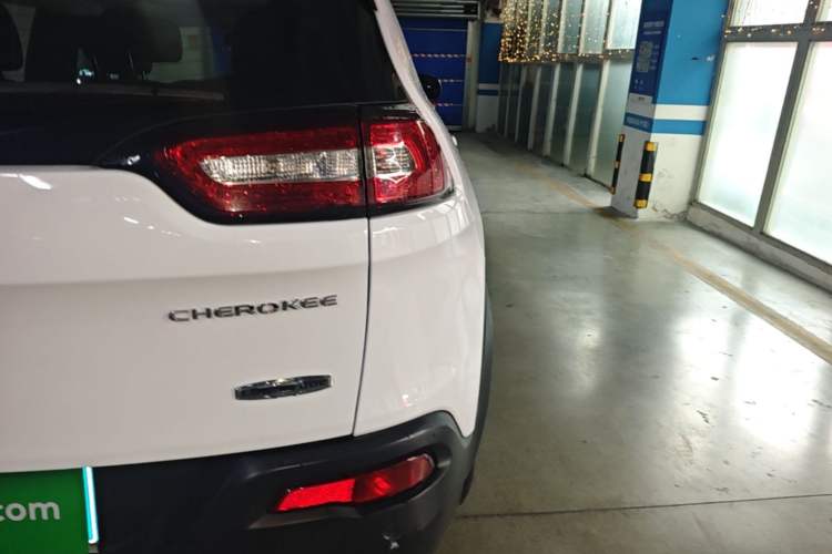 Used Jeep Cherokee 2016 2.0L Superior Edition Right Rear Taillight