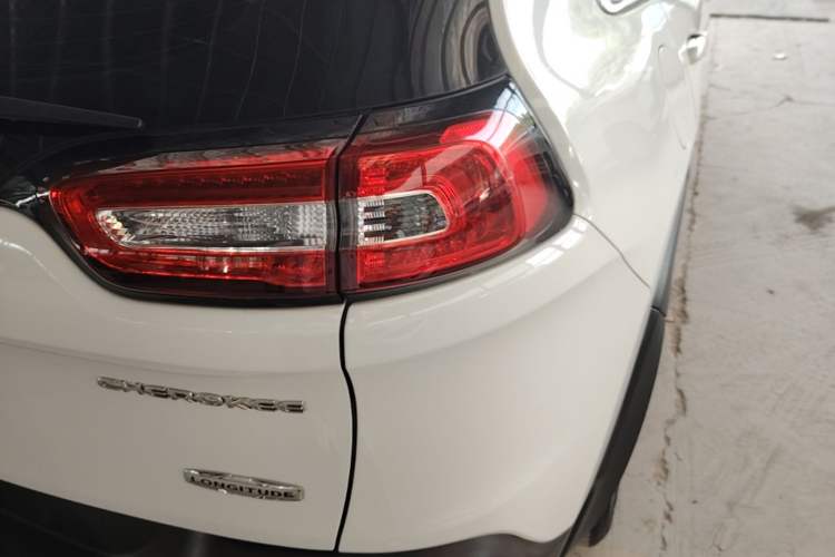 Used Jeep Cherokee 2016 2.0L Superior Edition Right Rear Taillight