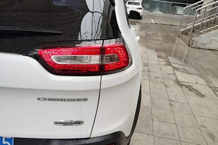 Used Jeep Cherokee 2016 2.4L Professional Smart Version Right Rear Taillight