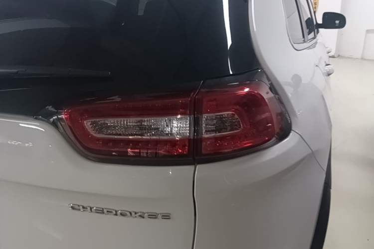 Used Jeep Cherokee 2016 2.0L Superior Edition Right Rear Taillight
