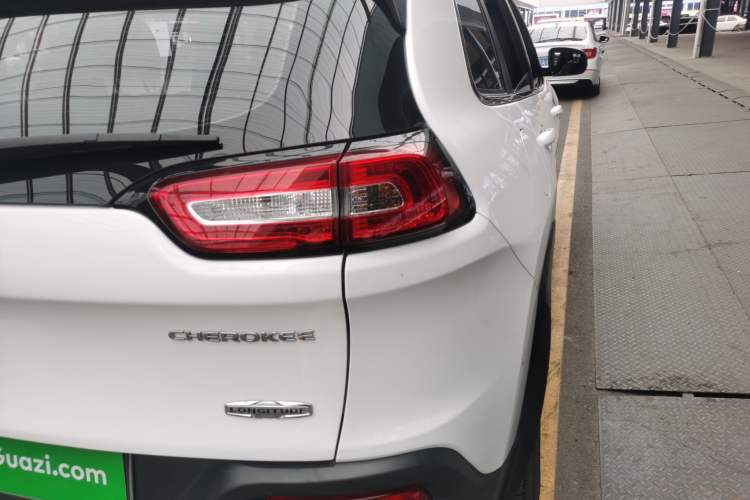 Used Jeep Cherokee 2016 2.4L Superior Edition Right Rear Taillight