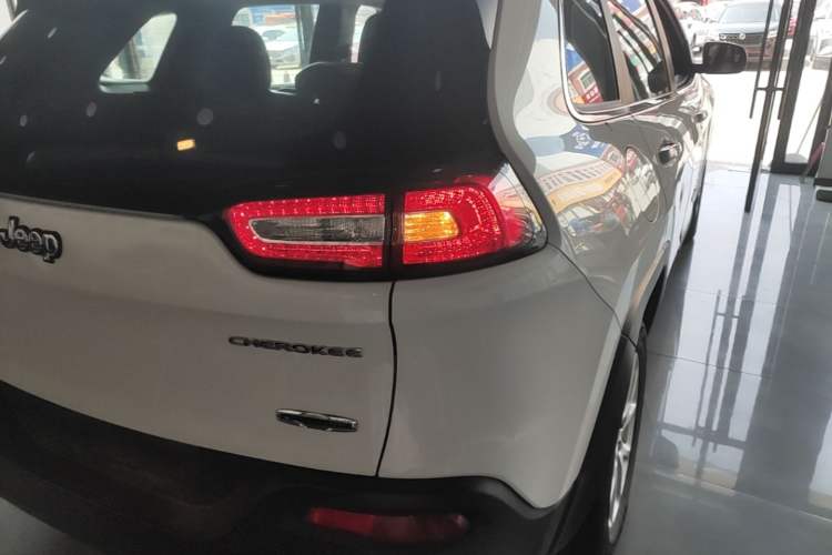 Used Jeep Cherokee 2016 2.4L Leading Edition Right Rear Taillight